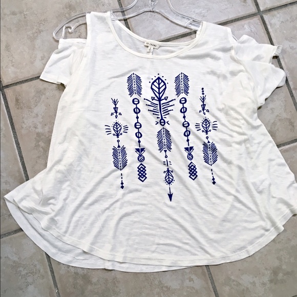 Cute fit cold shoulder boho tee! 1 LEFT! - Picture 4 of 4