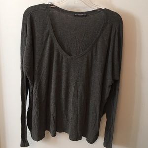 gray long sleeved shirt