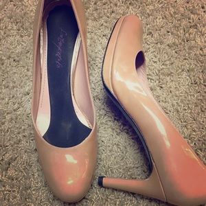 Stuart Weitzman nude patents 8 1/2