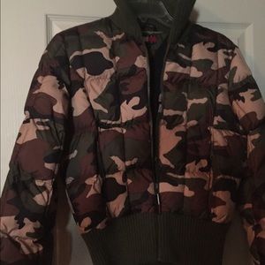 Puffer jacket in Camo new with no tags
