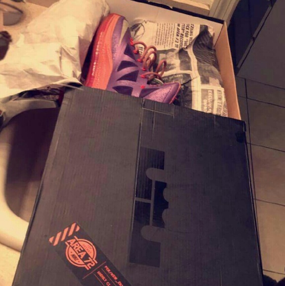 Lebron 10 Area 72s - Picture 4 of 4