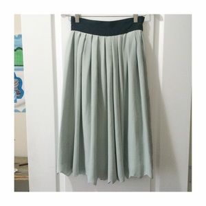 H&M Seafoam green, scallop hemmed skit 💖