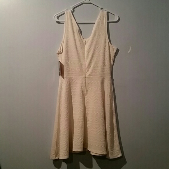 White tribal dress - Picture 2 of 2