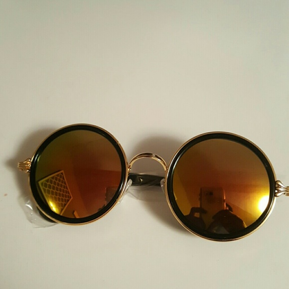 Mirrored sunnies