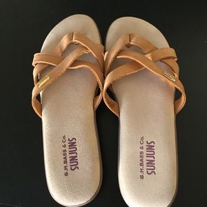 Bass comfy Sunjuns. Size 6