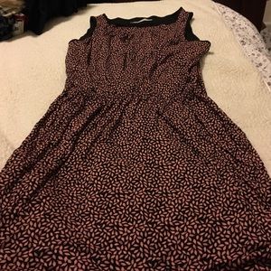 Sleeveless dress with print.