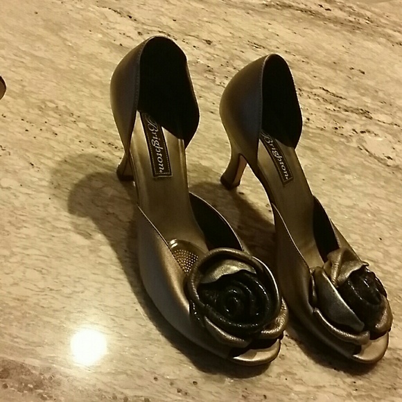 Sandals - Picture 1 of 2