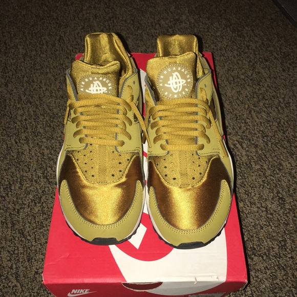 Women's Nike Huarache in Bronze Size 8