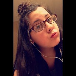 Meet your Posher, Lora