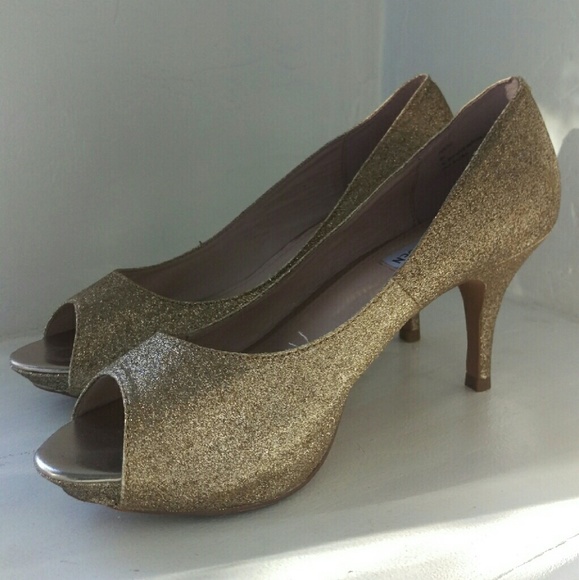 Steve Madden gold glitter pumps