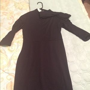Body con black dress with bow on the shoulder