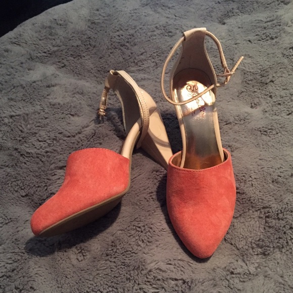 Nude/Coral retro pumps
