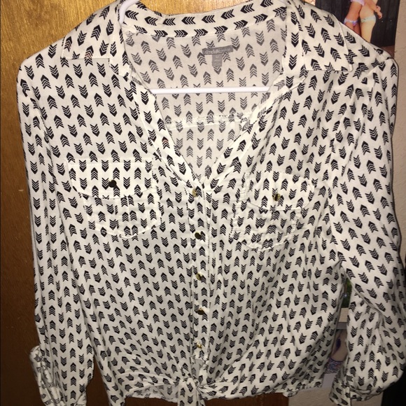 Cute button up shirt!❤️