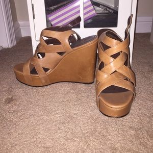 Vince Camuto tan size 9 wedges