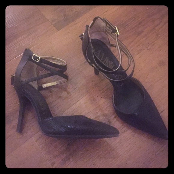 Black strappy heel, perfect for a night out!