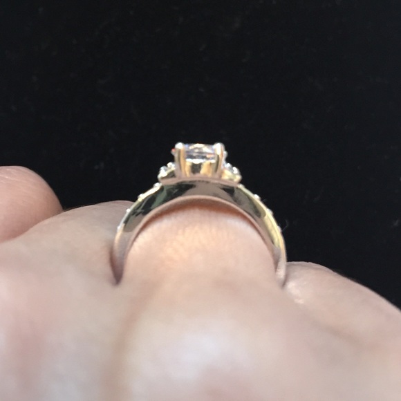 Ashley Round Stone Ring - Picture 2 of 4