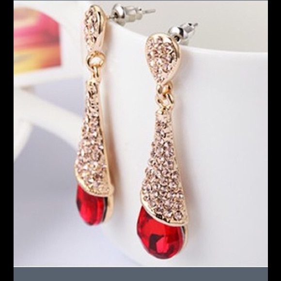 Red earrings - Picture 2 of 3