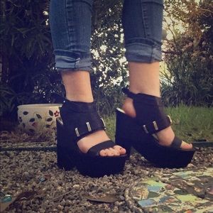 Black & gold high heel wedges, hip, high fashion