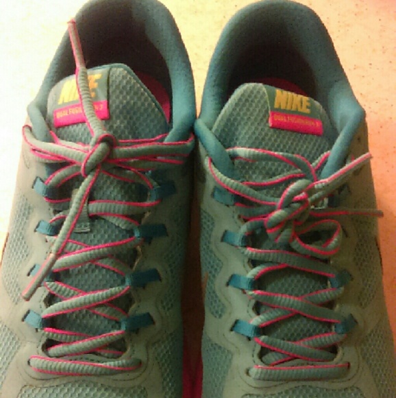 Nike gym shoes - Picture 1 of 3