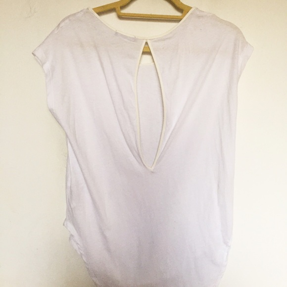 ❌ SOLD ❌ Zara tee w/ cutout back and leather seams - Picture 4 of 4