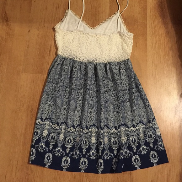 Paisley Print lace dress - Picture 2 of 3