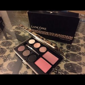 Exclusive shadow/blush palette in custom compact
