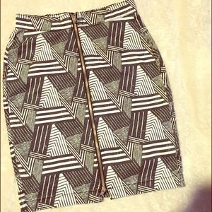 Black & white fitted skirt