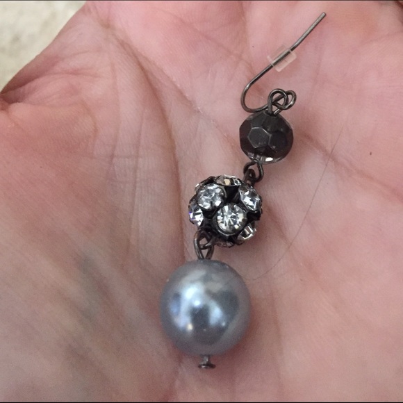 Dangle earrings. - Picture 2 of 2