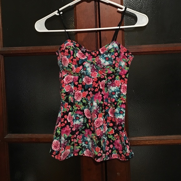 Fitted flower pattern tank