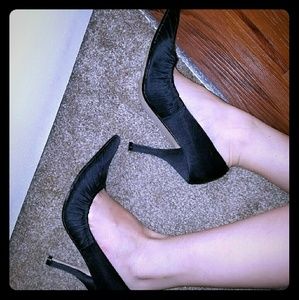 Pointed toe heels