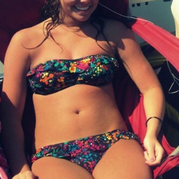 Floral Ruffle Bikini - Picture 3 of 3