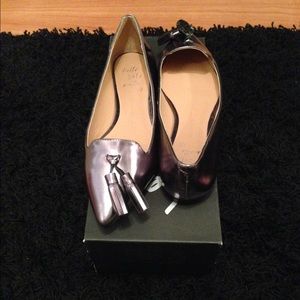 Banana Republic. Brand new! Silver leather flats.