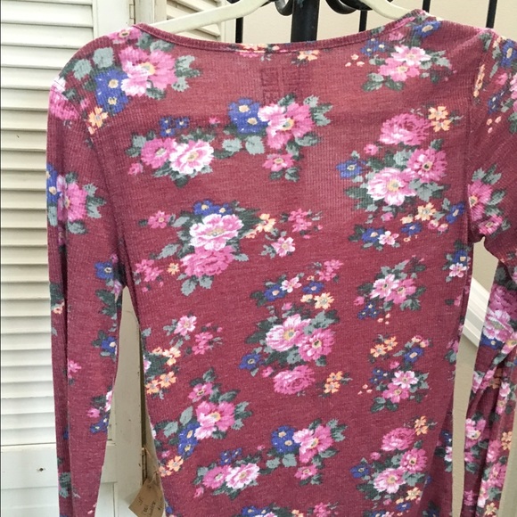 Nollie | Heathered burgundy floral henley sz M - Picture 3 of 3