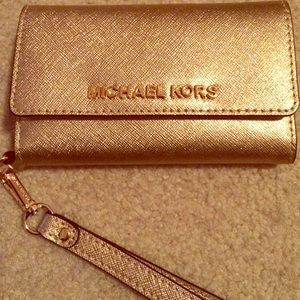 💛MICHAEL KORS tech wristlet✨