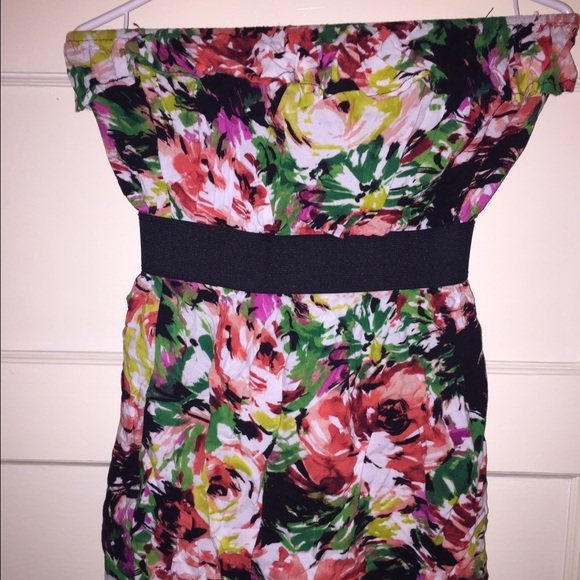 Floral sleeveless summer short dress.