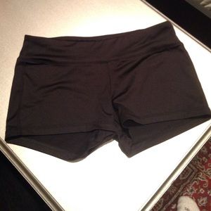 Active fitted running/yoga shorts
