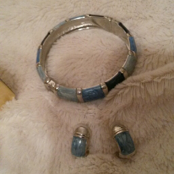 Bracelet and earrings premiere