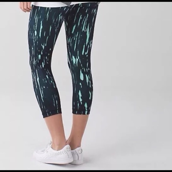 LULULEMON WUNDER UNDER CROPS - Picture 3 of 4