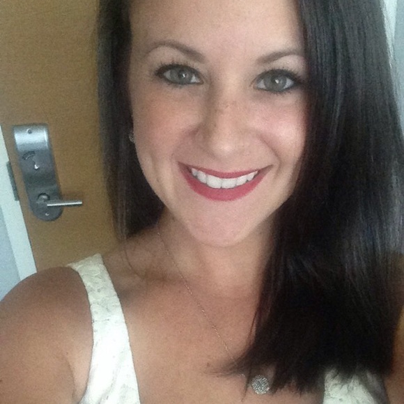 Meet your Posher, Alyssa - Picture 2 of 3