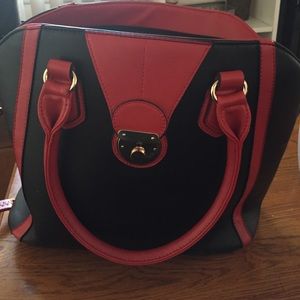 Purse w shoulder strap never used tags still on