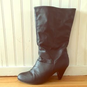 Black boots with low heel