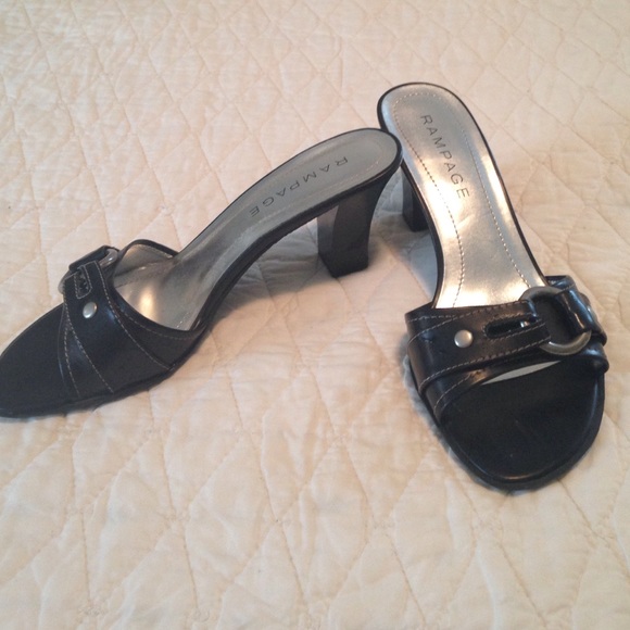 Black 2 1/2 in sandals