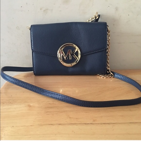 Michael Kors Handbags - FINALCUT🎉Michael Kors Large Hudson Tech Crossbody