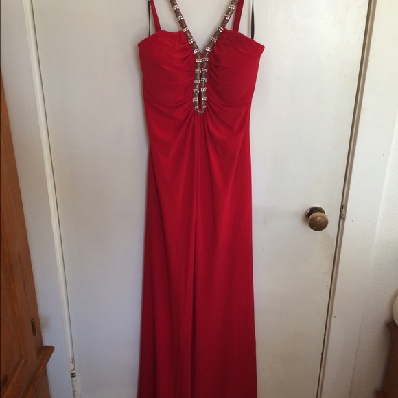 Red formal floorlength gown. Size 7 - Picture 2 of 4