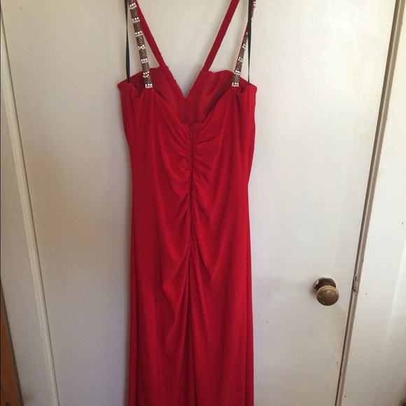 Red formal floorlength gown. Size 7 - Picture 3 of 4