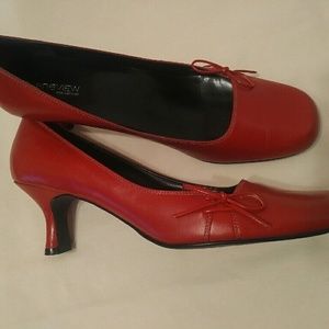 Kitten heel w/ bow, square toe