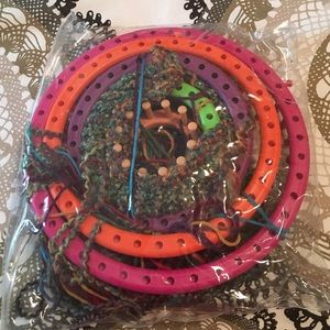 Loom knitting set / yarn