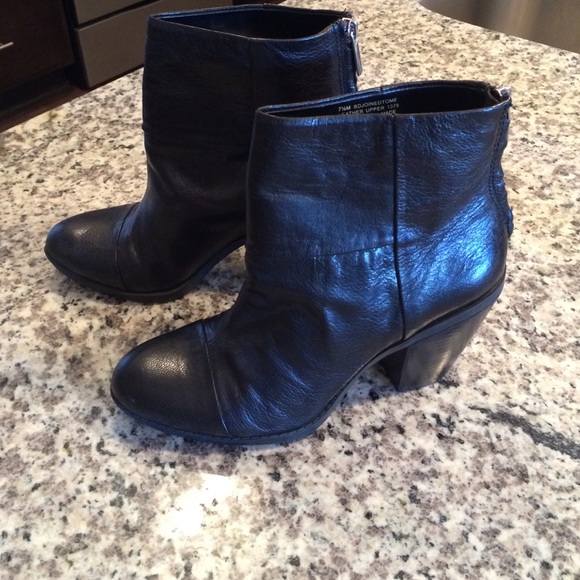 Black leather ankle booties - Picture 1 of 4