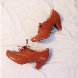 Swing along heel (Oxford heel)