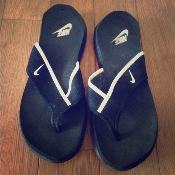 10M Nike flip flops